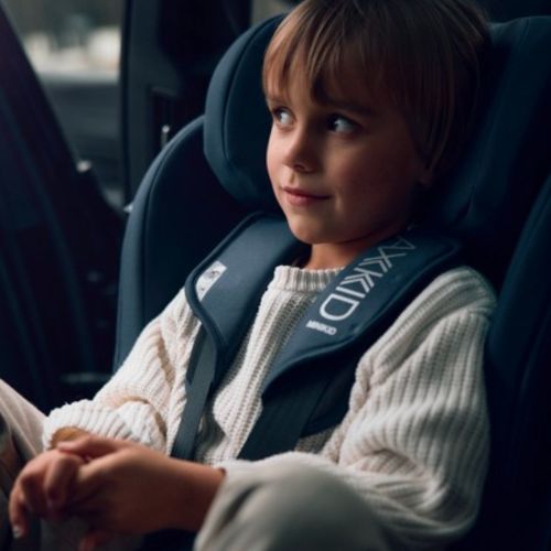 Niño en silla Axkid Minikid 4 PRO