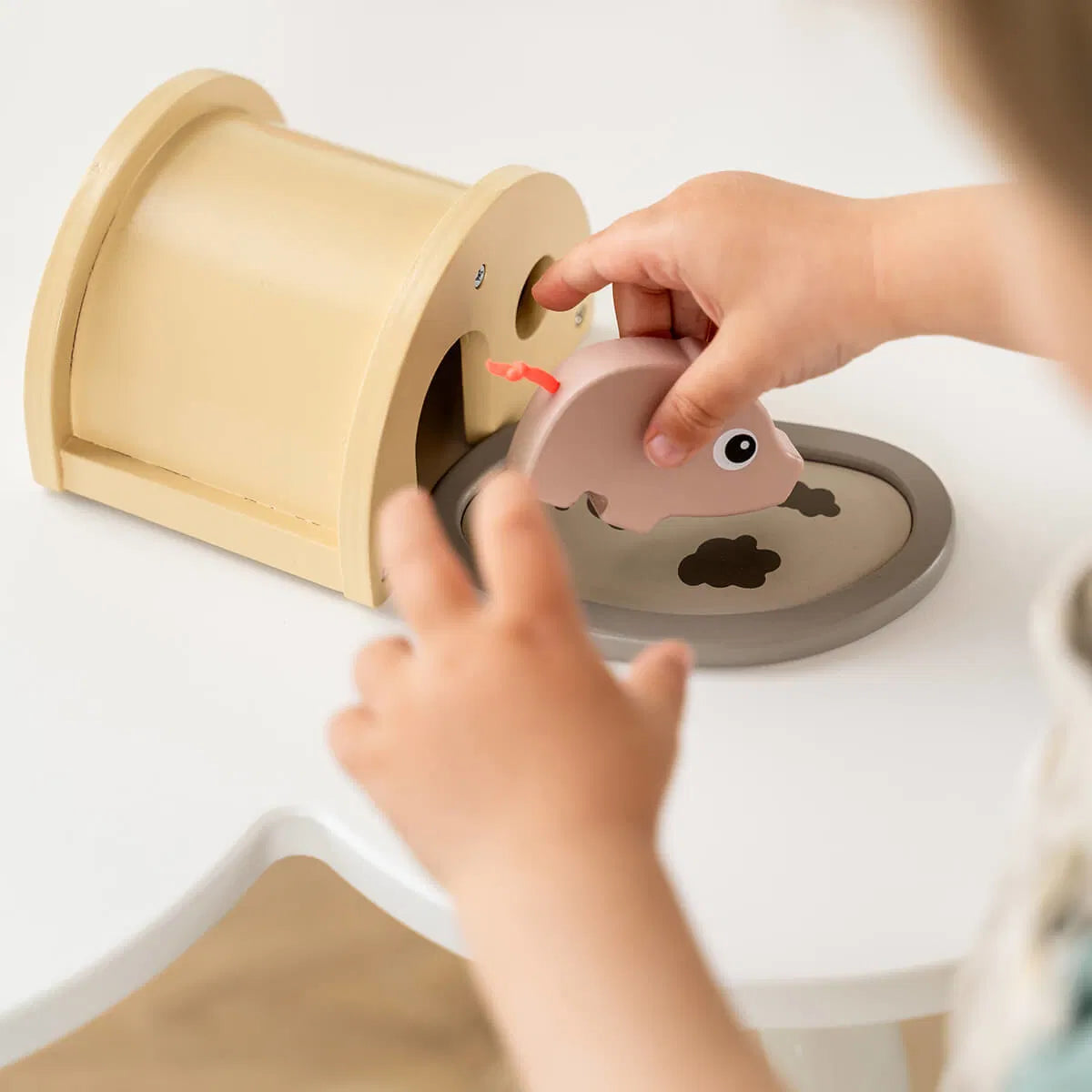 Detalle juego de madera cerdito