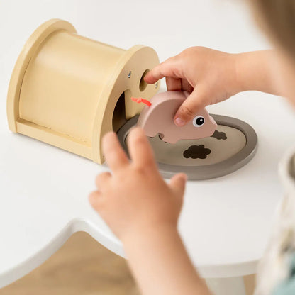 Detalle juego de madera cerdito