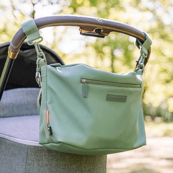 Bolso de paseo verde, cómodo y funcional.