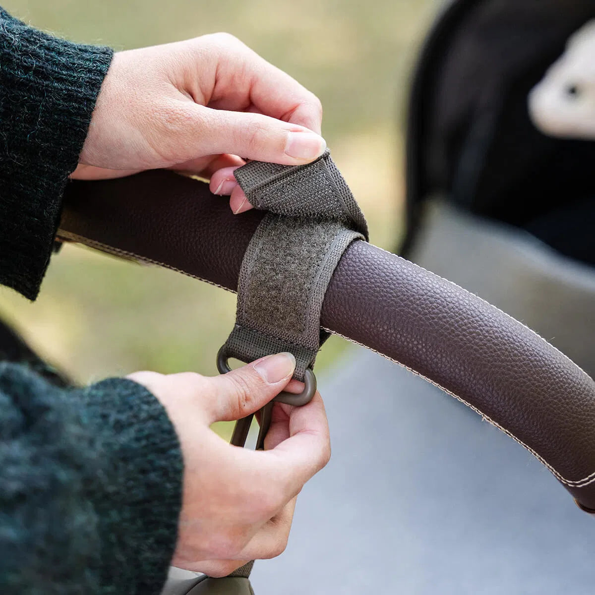 Detalle mochila cambiador taupe con arneses