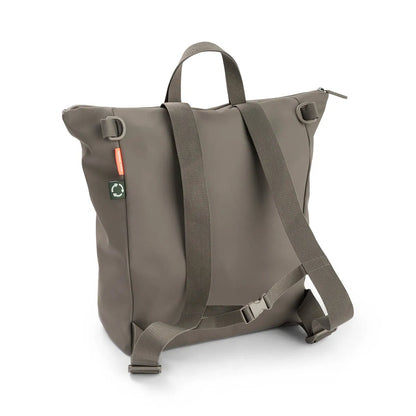 Mochila cambiador taupe con contenido organizado