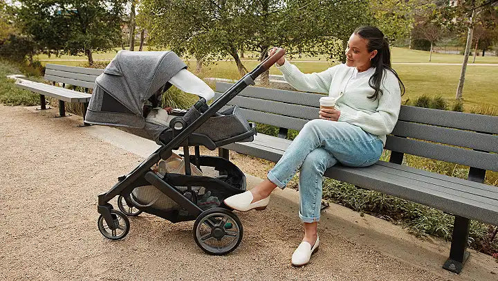 Detalle de la capota extensible y reclinado del UPPAbaby CRUZ V3