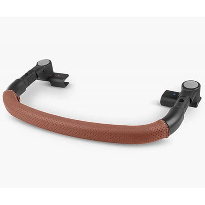 Apoyabrazos UPPAbaby MINU V3 color Saddle para paseo seguro y cómodo.