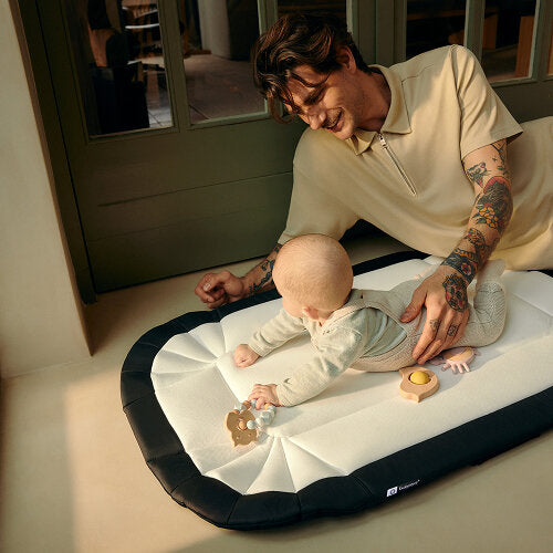 padre jugando bugaboo baby nest con bebe