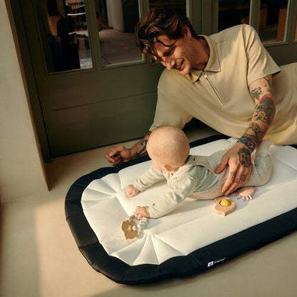 padre jugando bugaboo baby nest con bebe