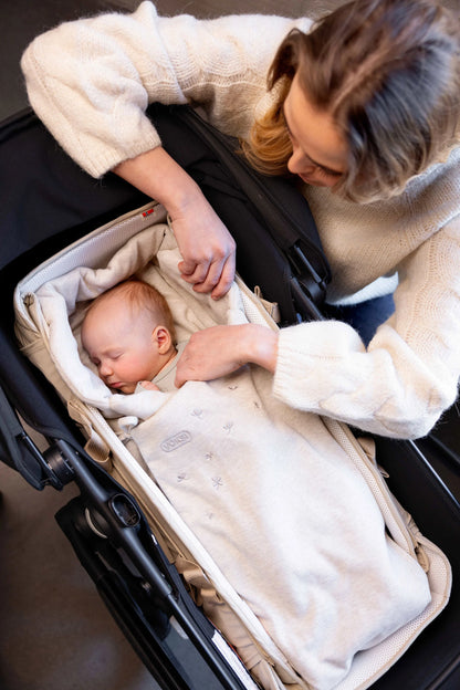 Saco Voksi Wool Wrap arena colocado en capazo de carrito